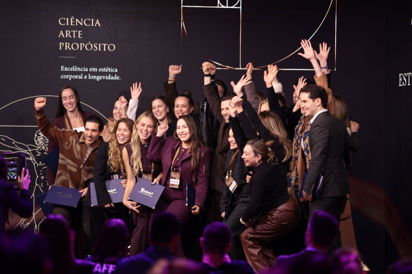 Titulares celebrando no palco do MetaBody