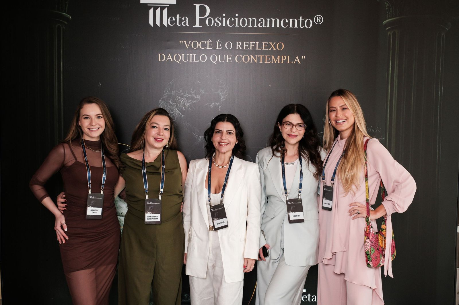 Participantes diante do painel Você é o reflexo daquilo que contempla